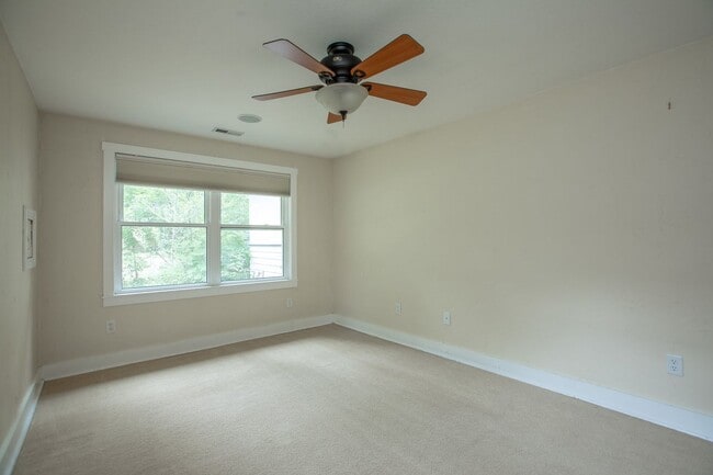 Building Photo - Charming 3 bedroom/2 bathroom Single Family Home!