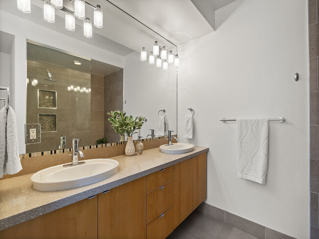 Building Photo - Modern 2 Bedroom Condo in LoHi