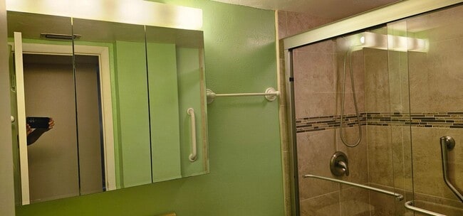 Building Photo - Riverfront Community Resort Style 2/2 Condo