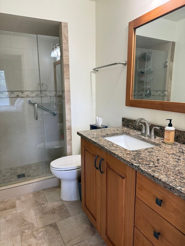 Building Photo - Murray Condo