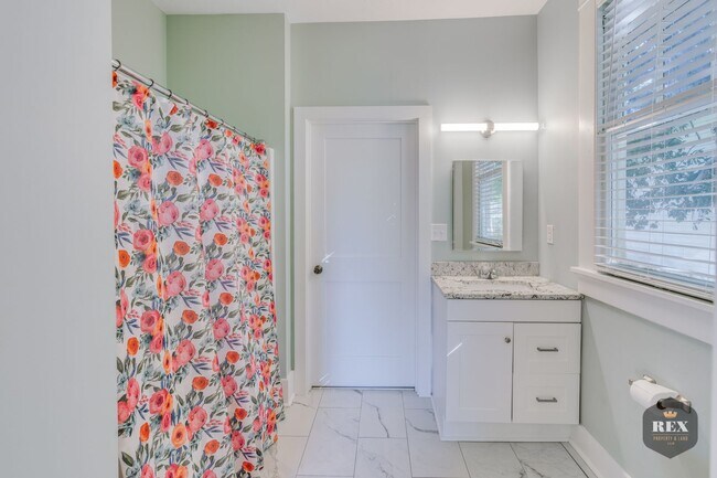 Building Photo - Central Location, Hardwood Floors, Recently Updated