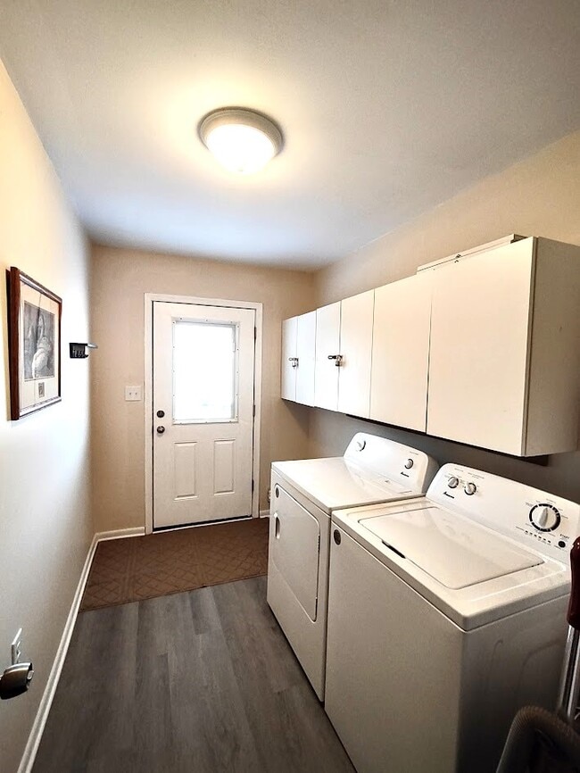 Building Photo - 2694 Jolly Rodger Dr