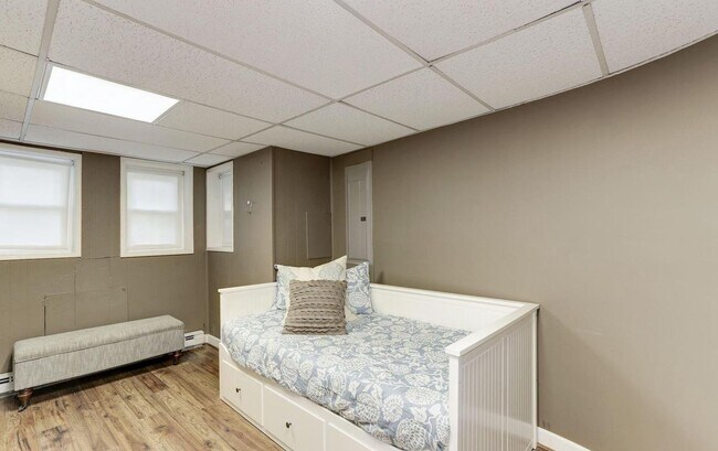 Building Photo - Spacious & Charming Victorian Row House in Burleith-Moments from Georgetown!