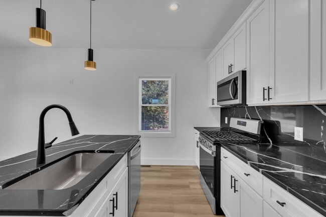 Building Photo - Modern New Construction Townhome with Roof...