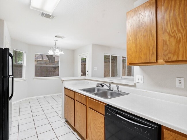 Building Photo - Stylish & Spacious 3-Bedroom Home Perfect for Students and Families