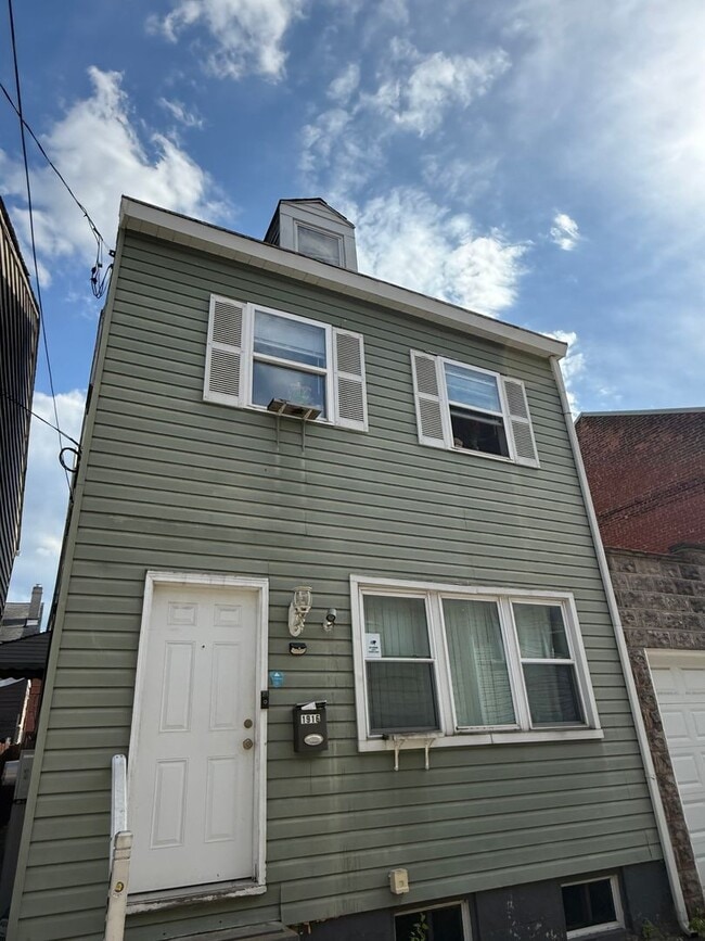 Building Photo - Luxury Home - South Side Flats