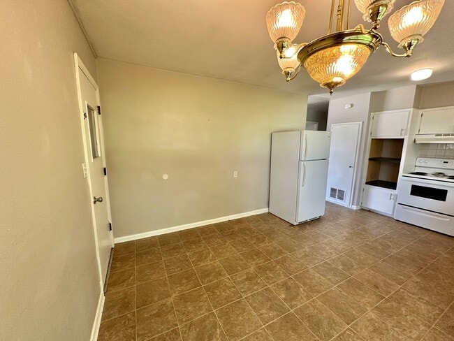 Building Photo - GREAT LOCATION!  3 BEDROOM 1 BATH IN S JOP...