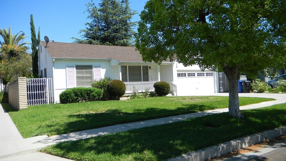 Building Photo - 6144 Alonzo Ave