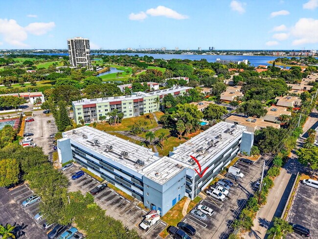 Building Photo - 1630 Embassy Dr