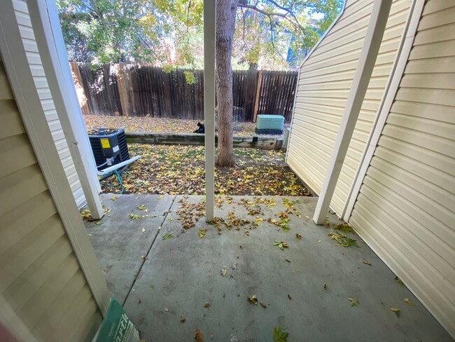 Building Photo - 2 Bedroom Townhome Near Buckley Air Force Base