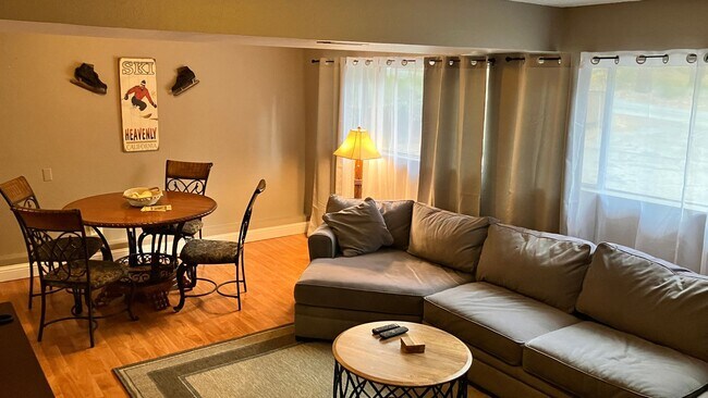 Building Photo - Furnished rental with large fenced back yard.
