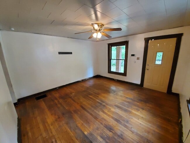 Building Photo - 4449 Lucerne Ave