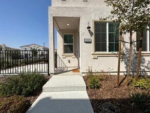 Building Photo - Gorgeous 3 Bedroom 2.5 Bathrooms