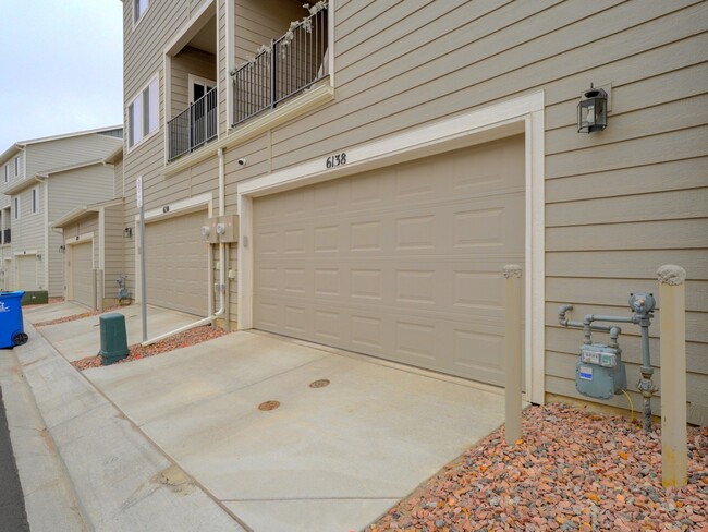 Building Photo - Expansive 3-story home!