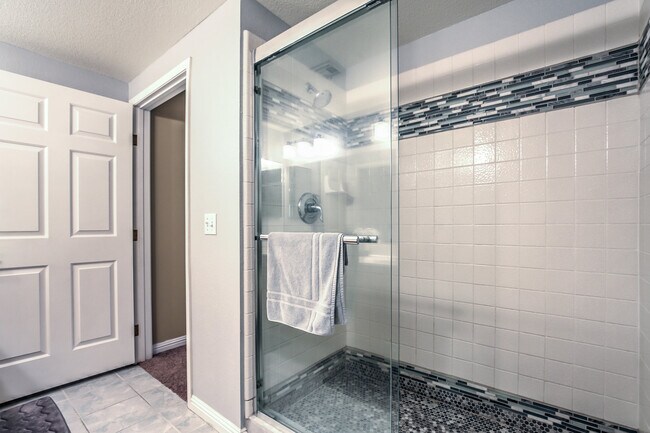 Master Bathroom - 10525 Autumn Pine Ave