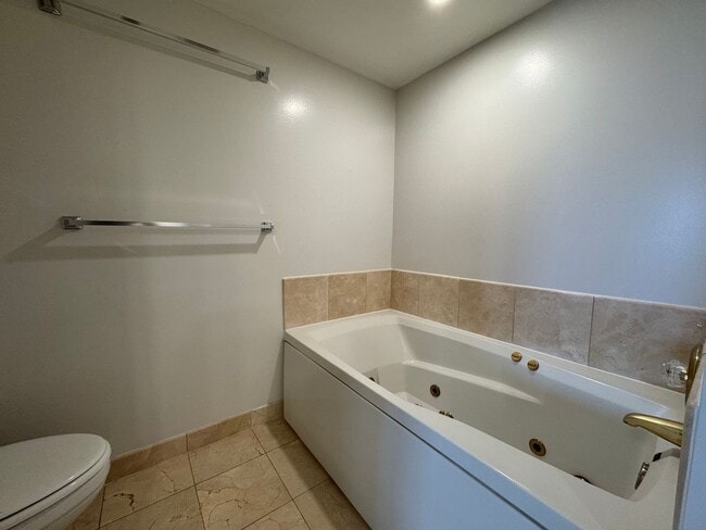 Building Photo - Bright And Spacious 2 Bed 2 Bath Condo In ...