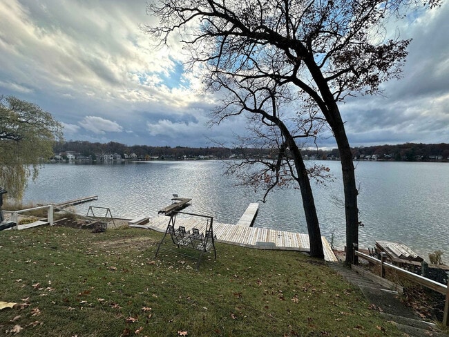 Building Photo - 8685 Je-NE-Be Dr NE