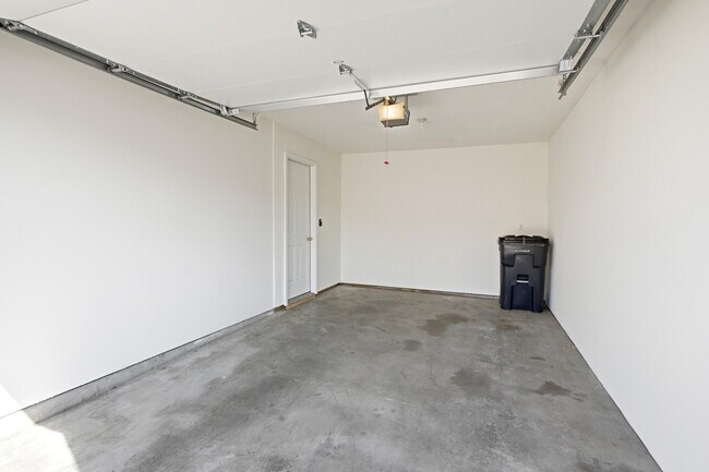 Building Photo - 2401 Northampton Dr