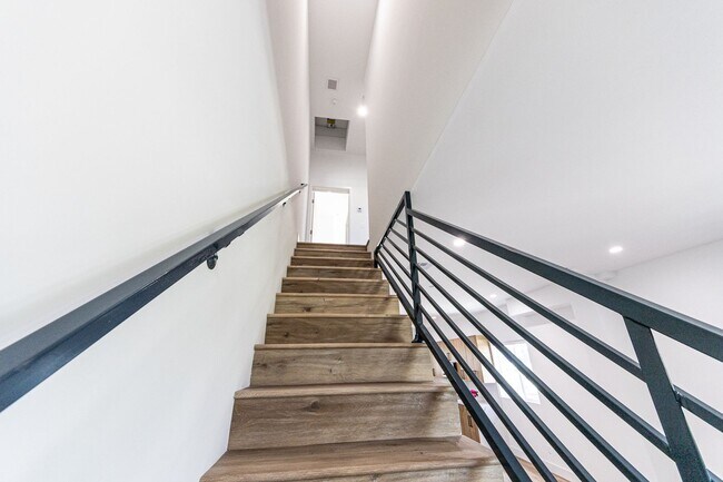 Building Photo - 4445 Auckland Ave