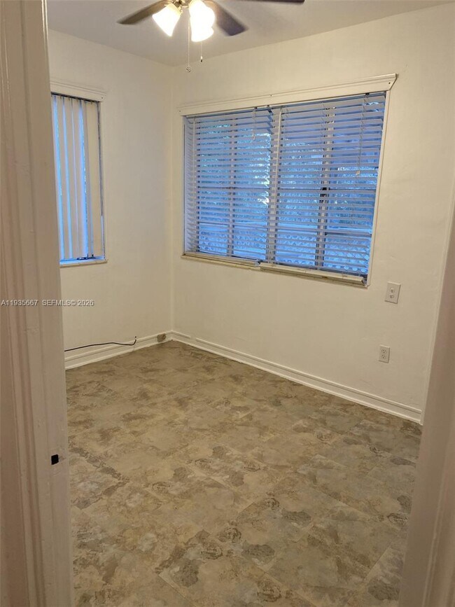 Building Photo - 11701 NE 11th Pl