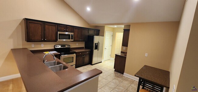 Building Photo - 402 Nandina Ct