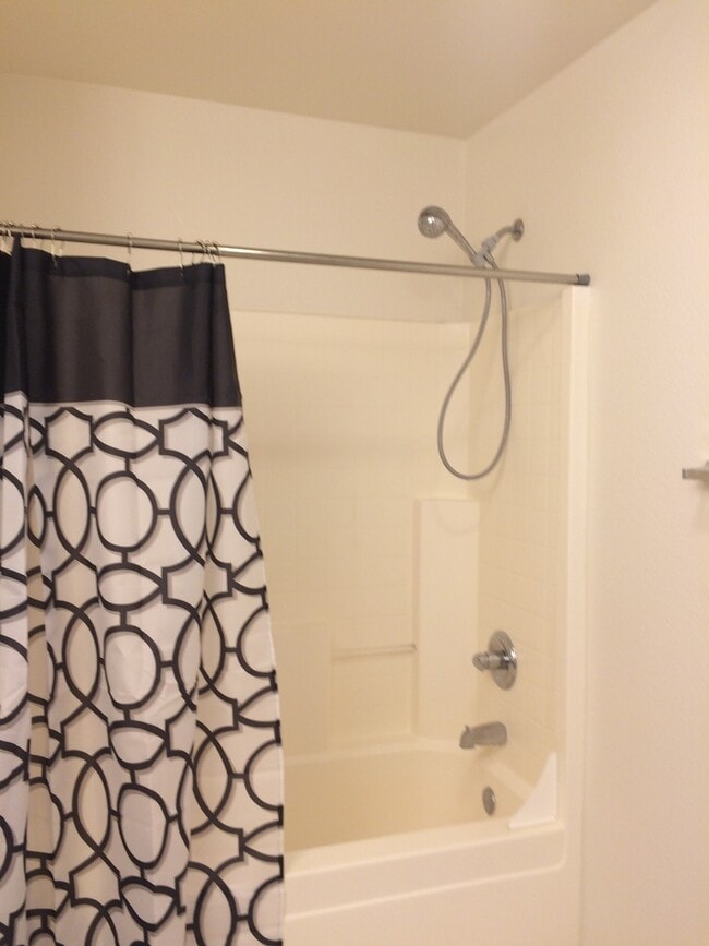 Building Photo - Under Market Rate! 3 bedroom 2 bath Townho...
