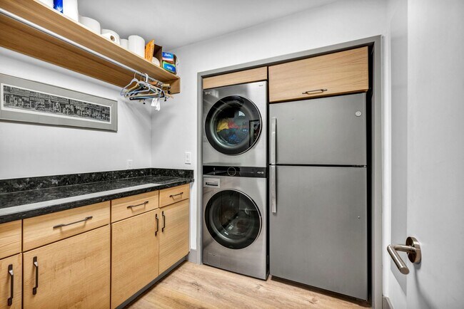 Building Photo - LAKEFRONT LUXURY ON LAKE STANLEY | FULLY FURNISHED + UTILITIES INCLUDED IN GUARDED LAKERIDGE SHORES