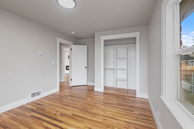 Building Photo - 345 W 17th St
