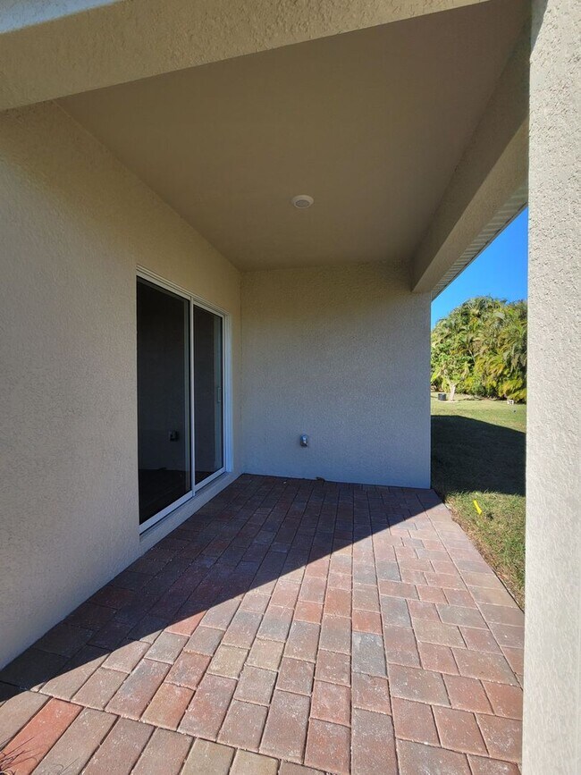 Building Photo - 334 SW 25th Ave