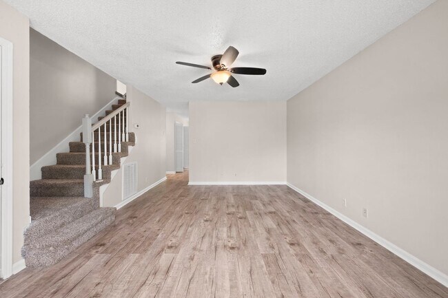 Building Photo - 907 Desota Ln