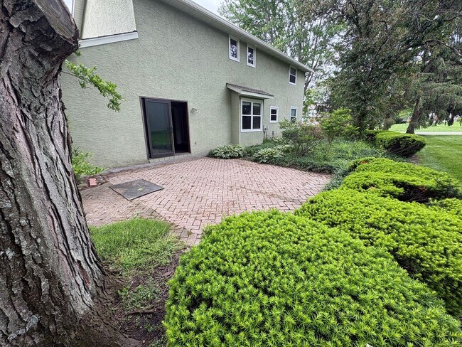 Building Photo - 13236 E Crosset Hill Dr