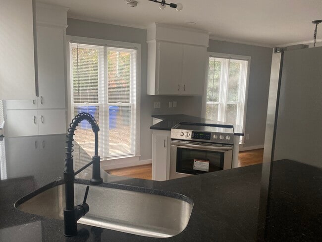 Building Photo - 404 St James St