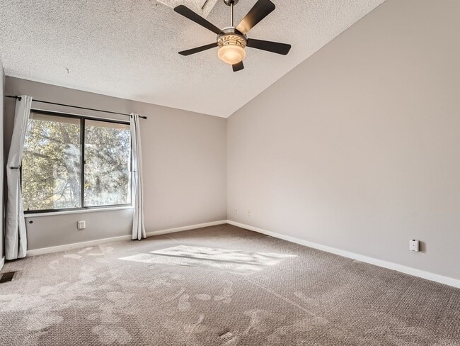 Building Photo - Charming 2 Bedroom 2.5 Bath in Lakewood!