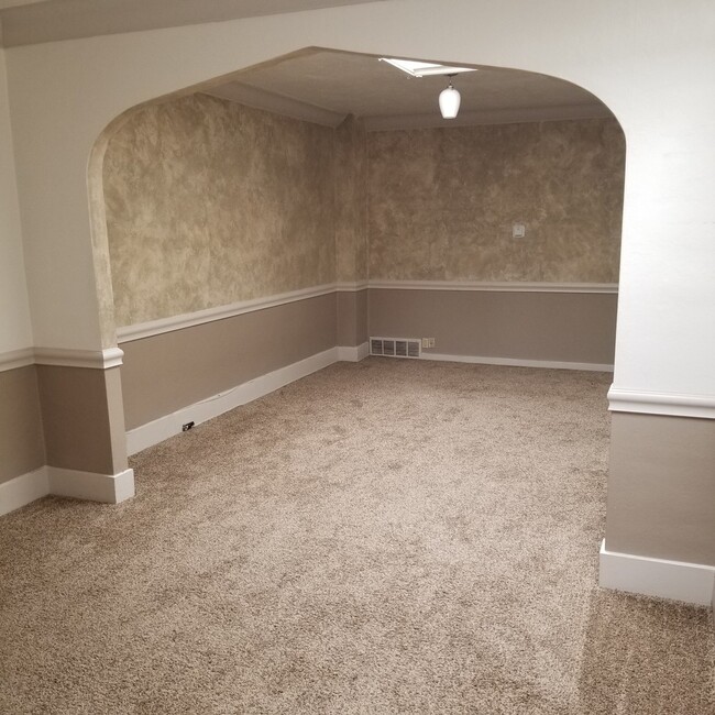 Building Photo - Spacious 2 bed 1 bath apartment on Main st...