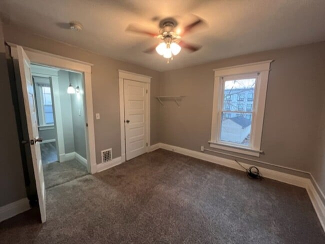 Building Photo - 2 Bedroom 1.5 Bath