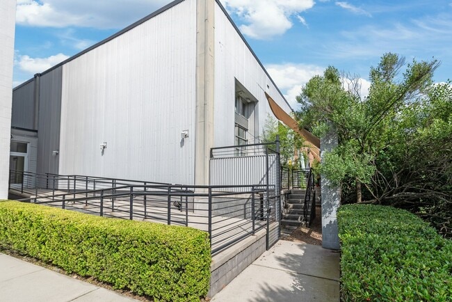 Building Photo - The Gallery Lofts, 2 Bedroom Condo minutes...