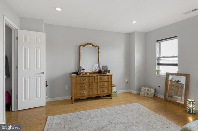 Building Photo - 530 E Girard Ave