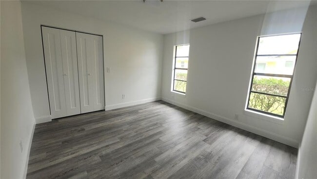 Building Photo - 2001 Country Club Ct