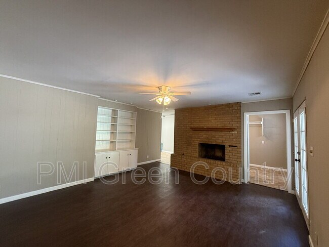 Building Photo - 5919 E 45th St