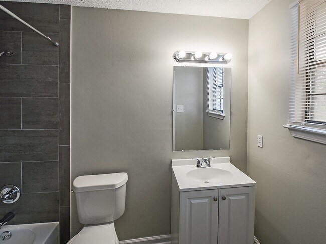 Building Photo - UPDATED 3 beds, 2 baths on cul de sac.