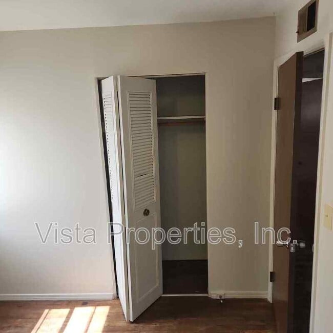 Building Photo - 902 Sinclair St