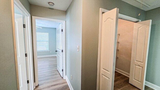 Building Photo - 831 Landing Dr