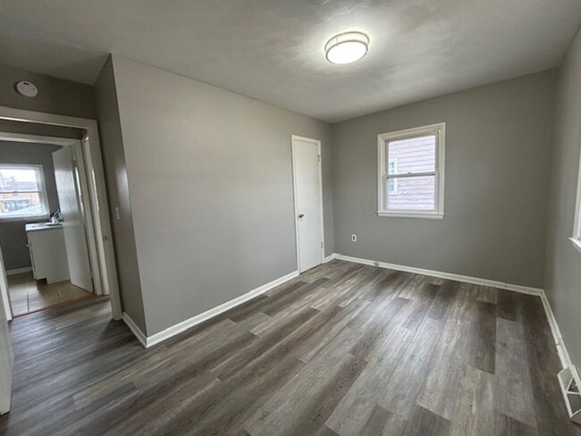 Building Photo - 2 Bed 1 bath home with a  Full Fenced In B...