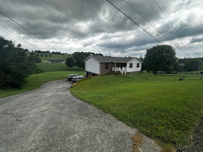 Building Photo - E. Morristown - 2 bed/1 bath duplex with b...