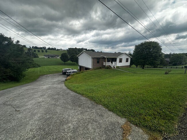 Building Photo - E. Morristown - 2 bed/1 bath duplex with basement garage