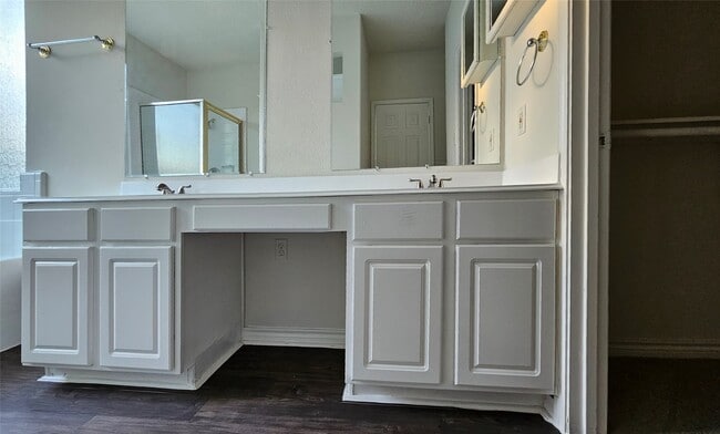 Building Photo - 2202 Cherry Hill Ct