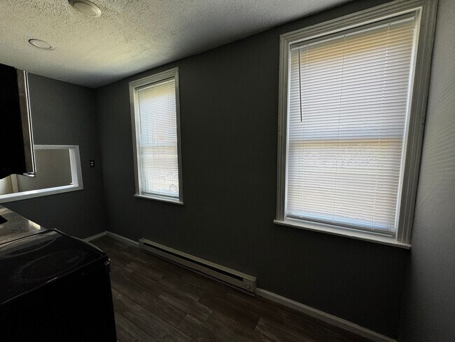 Building Photo - 2 Bedroom, 1st Floor Apartment