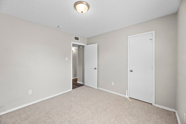 Building Photo - 6816 Westglen Dr