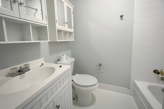 Building Photo - 4bd/2.5ba Brick Ranch Home in Kings Grant. NO STUDENTS/NO CATS