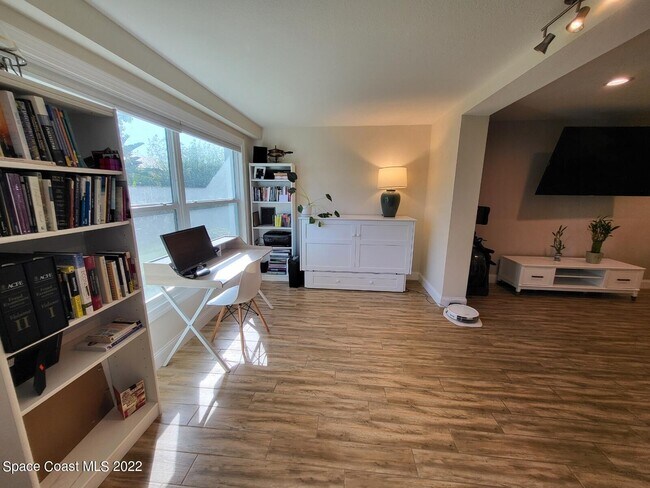 Building Photo - 335 Paradise Blvd